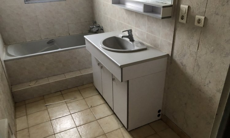 rénovation de salle de bain clé en main en carrelage travertin à Ambérieu en Bugey